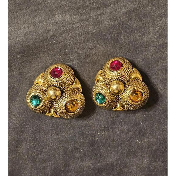 Curated visual reference: Gallery Detail: Other Vintage Gold Tone Clip On Earrings